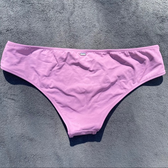 High neck bikini with complimenting bottoms - Picture 3 of 8